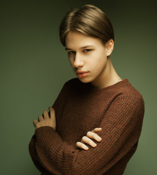 随意的小男孩图片下载