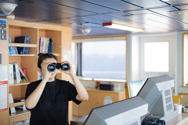 船上船长小姐图片下载