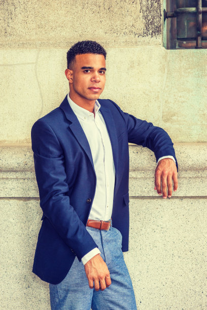 年轻人站在纽约街头的墙边图片下载