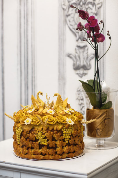 餐桌上用小麦粉面团做的婚礼面包图片下载