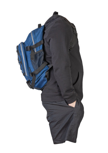 背包，运动衫，白色背景的短裤。图片下载