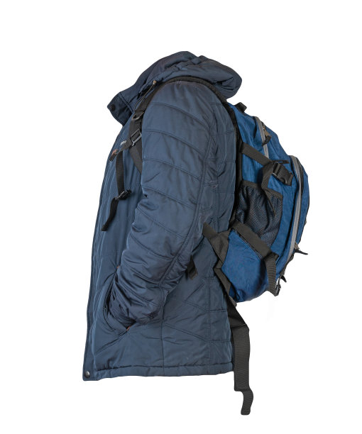 黑色背包，红色夹克，白色背景。图片下载