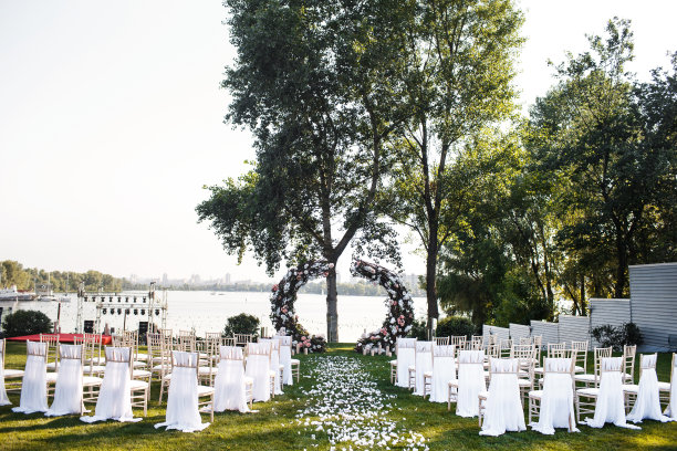 户外婚礼在湖边的花园举行图片下载