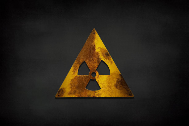 黑色背景的核辐射危险标志图片下载