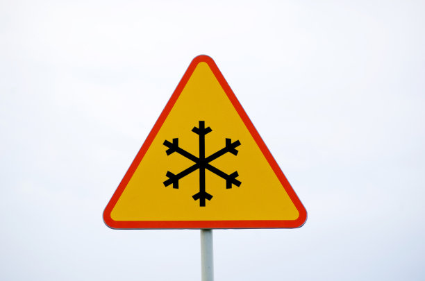 冰或雪的警告标志对蓝天。图片下载