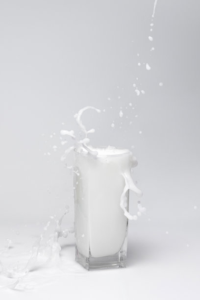 洒上鲜奶图片下载