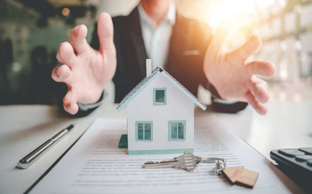 房地产经纪人到场并与客户协商决定是否签订保险合同。房屋交易关于抵押贷款和房屋保险提供图片下载