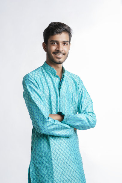 穿着传统服装的印度男子，在白色背景上表达。图片下载