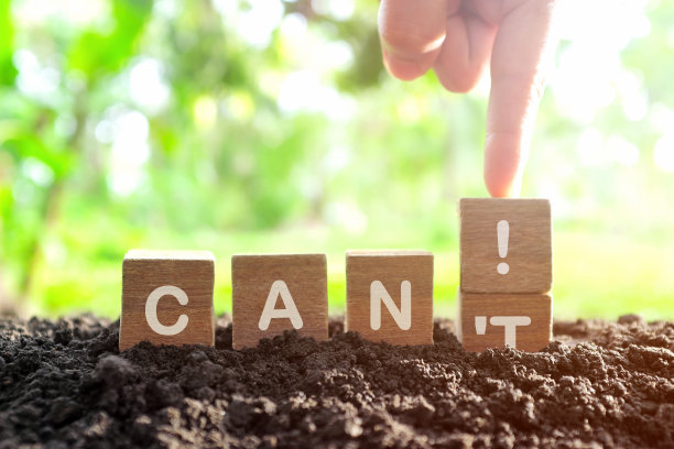 自我激励能力和积极思考理念。用手把木块上的字母从“不能”变成“可以”。图片下载