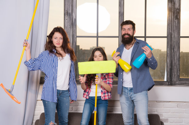 爸爸妈妈和女儿打扫卫生。在冠状病毒期间给我们的房子消毒图片下载