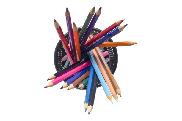 黑色铁盒子和彩色铅笔，俯视图。孤立在一个白色背景和剪切路径。图片下载