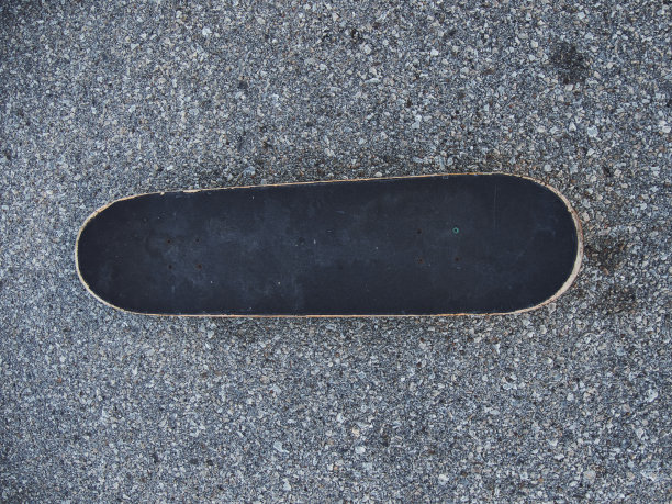 滑板在柏油路图片下载