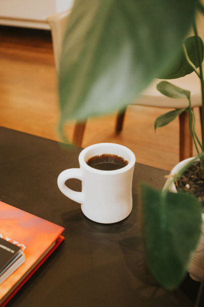 桌上放咖啡杯和植物图片下载