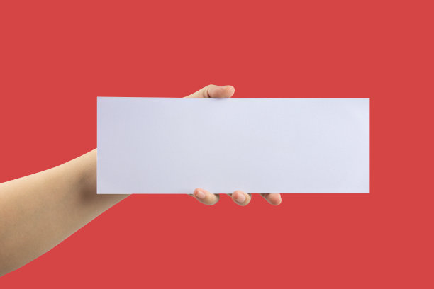 手持红色背景的空白白纸标签。图片下载