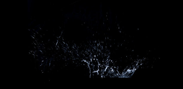 照片高速水飞溅或飞溅在黑色背景，为您的设计元素图片下载