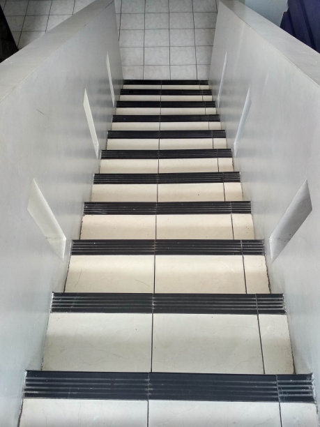 建筑物狭窄的楼梯下降的图片图片下载