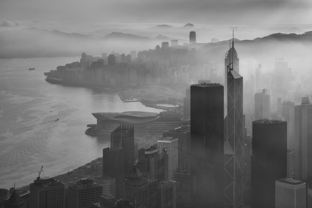 香港市区的摩天大楼在日出下的雾中图片下载