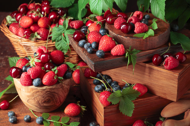 搭配新鲜浆果和叶子。图片下载