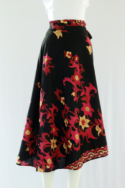 休闲女性的裙子长度到小腿与蜡染花卉图案图片下载