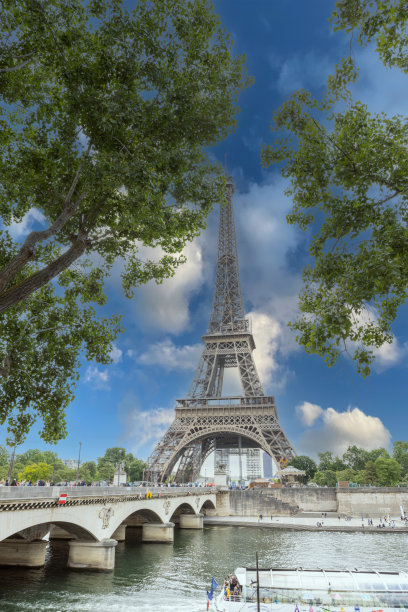 春天的埃菲尔铁塔图片下载