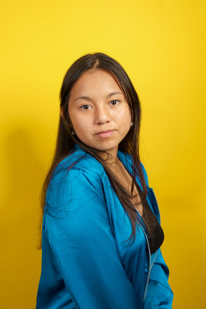 年轻的拉丁女子肖像与黑色长发，自然美景在工作室图片下载