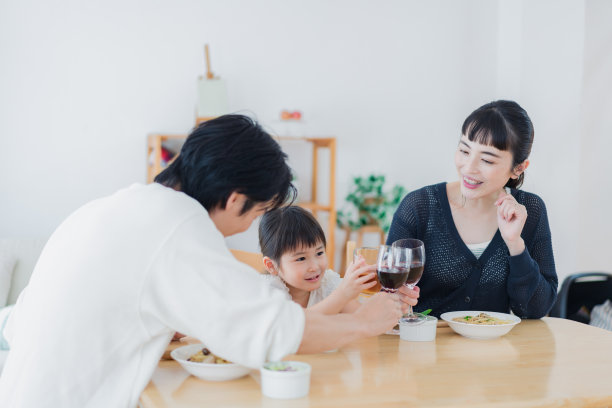 和孩子们干杯图片下载