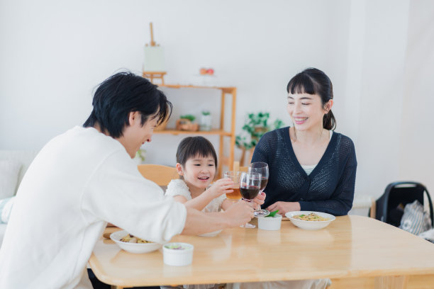 和孩子们干杯图片下载