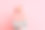 亚洲穆斯林妇女的肖像戴着头巾微笑，看着一边的copyspace图片下载