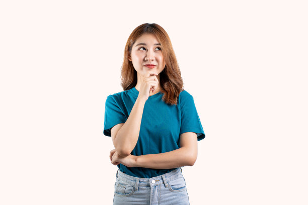 美丽的亚洲女人做各种手势与复制空间孤立在白色背景图片下载