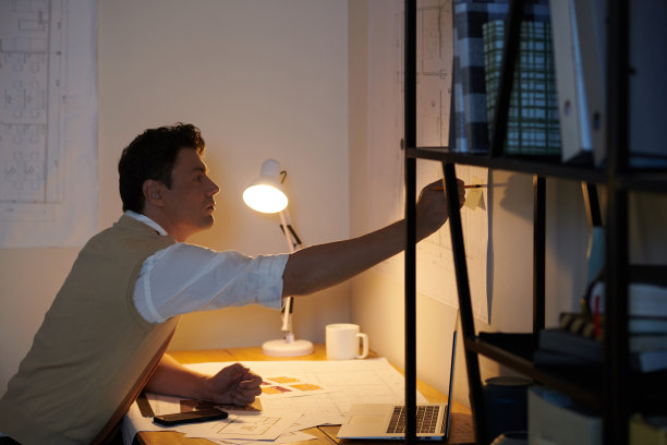 认真的建筑师在墙上贴便条图片下载