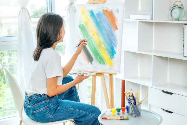 在家里的艺术工作室工作和绘画图片下载