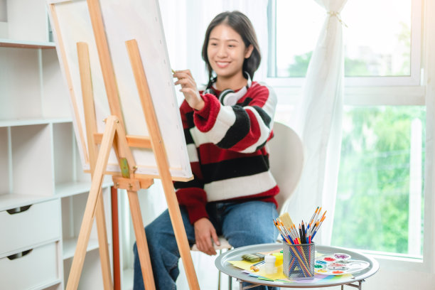 在家里的艺术工作室工作和绘画图片下载