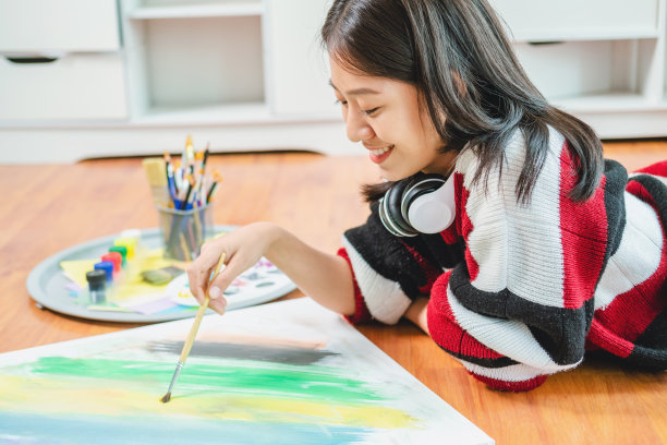 在家里的艺术工作室工作和绘画图片下载