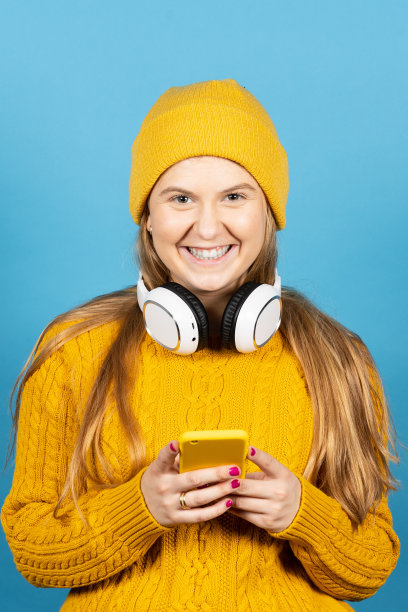 斯堪的纳维亚女孩使用手机的肖像图片下载