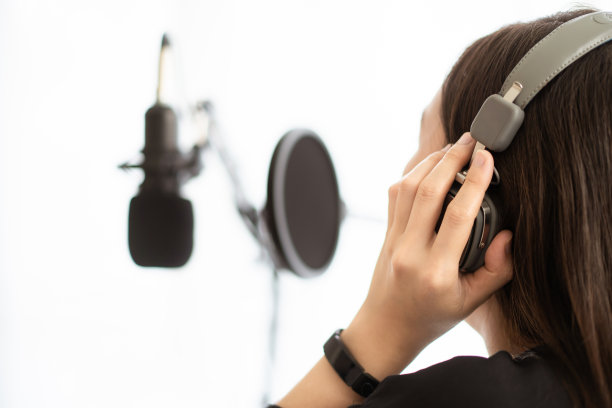 亚洲年轻美丽的女人做一个播客直播蒸。图片下载