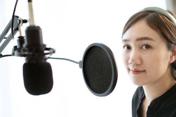亚洲年轻美丽的女人做一个播客直播蒸。图片下载