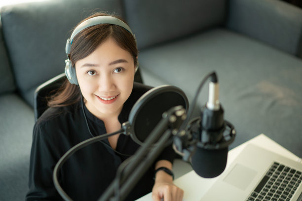 亚洲年轻美丽的女人做一个播客直播蒸。图片下载