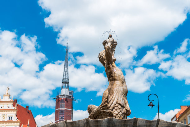 波兰尼萨的特里同喷泉。1701年的大理石雕塑，代表了巴洛克时期和平与和谐的象征。背景是历史悠久的房屋。图片下载