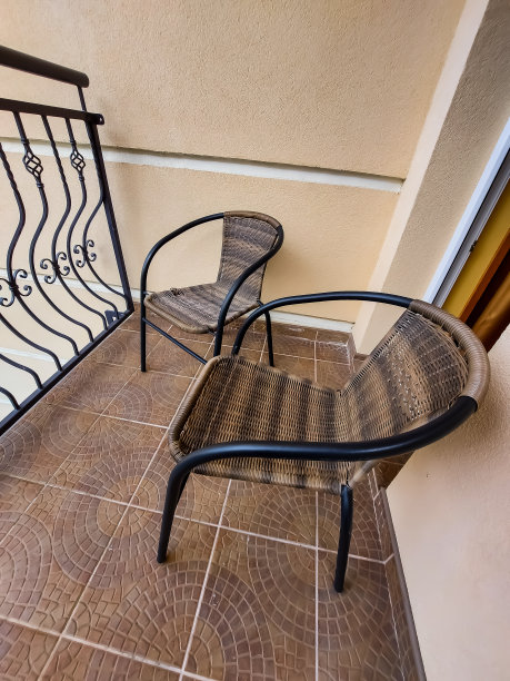 阳台上有柳条椅图片下载