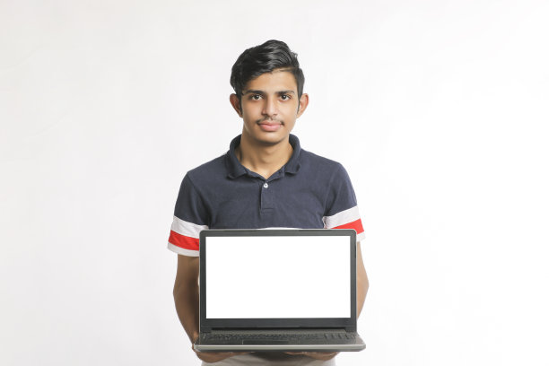 年轻的印度成功人士在白色背景上展示笔记本电脑屏幕。图片下载