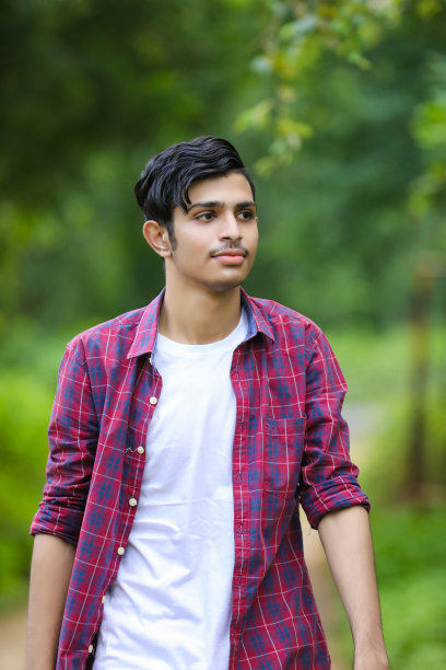 年轻的印度大学生表现出表情。图片下载