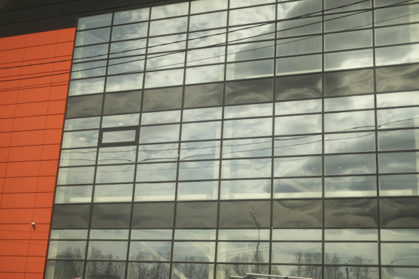 玻璃建筑。屋内有镜面窗户。图片下载