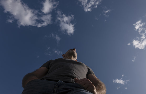 低角度的成年人对多云的天空图片下载