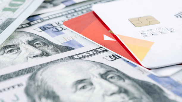 美元钞票借记卡。美国货币和信用卡。华盛顿美国现金，美元背景。图片下载