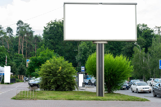 城市街道中央的大广告牌。铭文的地方，隔离图片下载