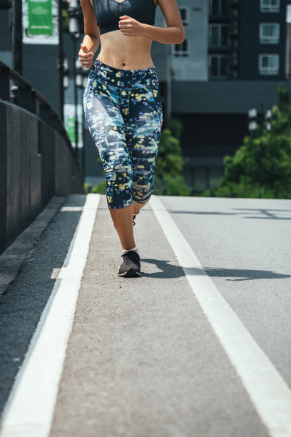 在城市街道上奔跑的女人的腿的特写照片图片下载