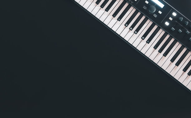 钢琴键，合成器在一个黑色的背景，平坦的铺设。图片下载