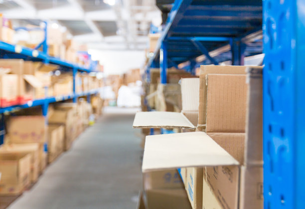 在仓库打开纸板箱图片下载