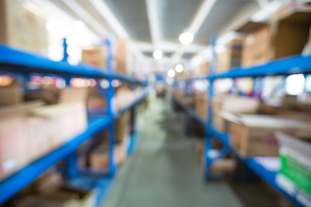 有纸板箱的仓库或仓库和货架。模糊的背景。图片下载