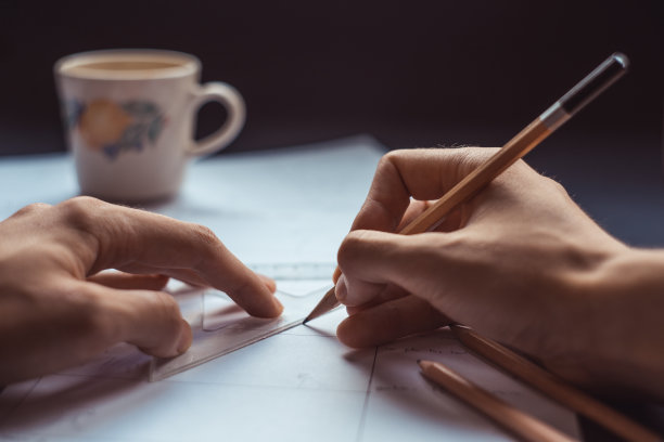 艺术家在纸上绘制故事板概念想法图片下载